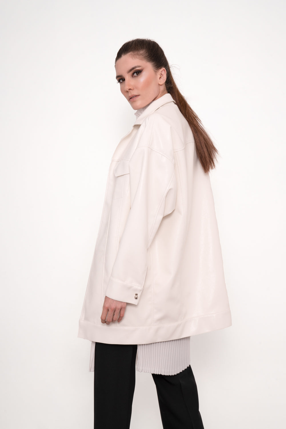 Jaqueta de couro ecológico oversized offwhite, casaco oversized, casaco branco, casaco de couro, jaqueta de couro, jaqueta de couro ecologico, oversize, casaco laboissiere, jaqueta laboissiere, alfaiataria, alfaiataria feminina, casaco feminino, jaqueta feminina, alfaiataria de couro