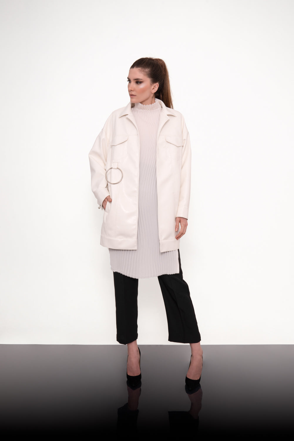 Jaqueta de couro ecológico oversized offwhite, casaco oversized, casaco branco, casaco de couro, jaqueta de couro, jaqueta de couro ecologico, oversize, casaco laboissiere, jaqueta laboissiere, alfaiataria, alfaiataria feminina, casaco feminino, jaqueta feminina, alfaiataria de couro